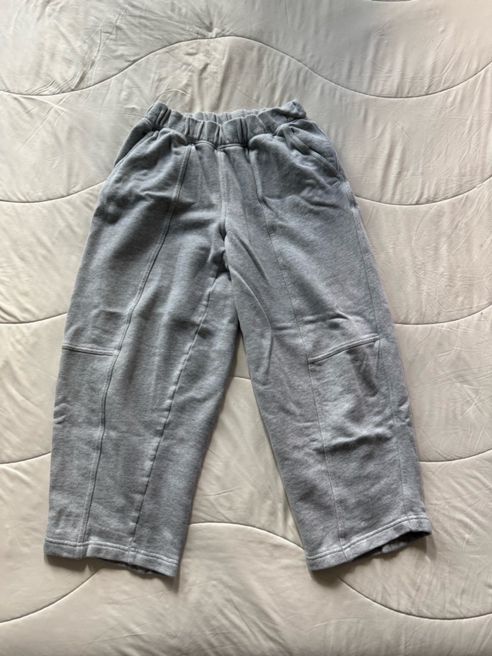 XS aerie Women’s Cropped Light Gray Fleece Barrel Leg Sweatpants